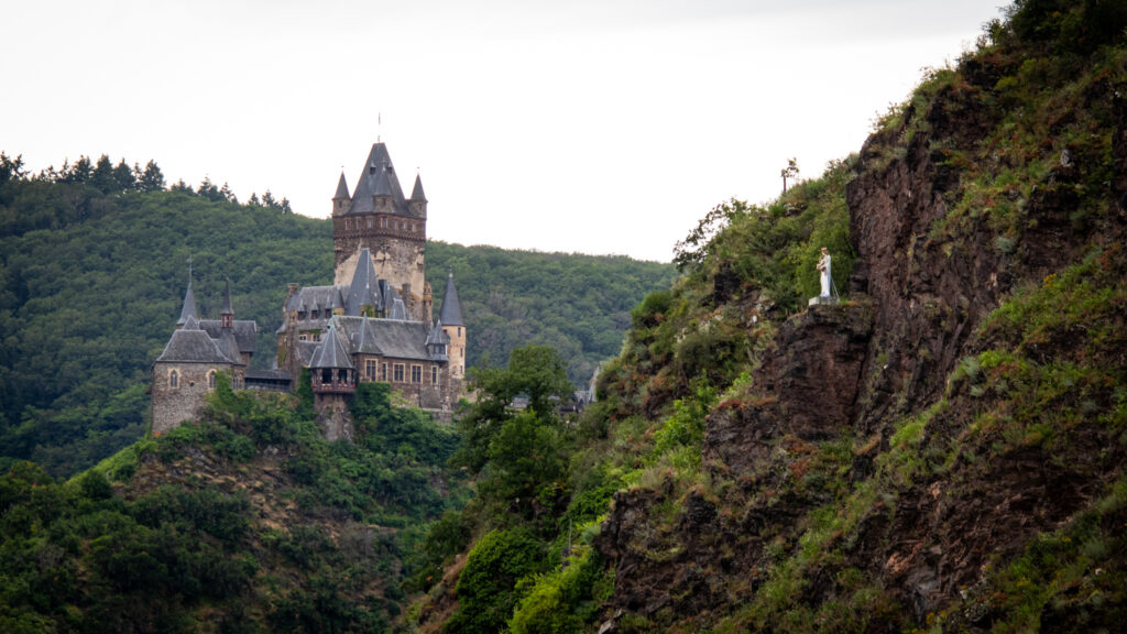 Moselschiffahrt Beilstein - Cochem - Madonna an der Brauselay, Reichsburg im Hintergrund